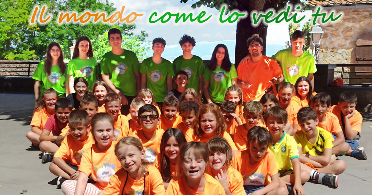 gruppo tutor e bambini del campo estivo